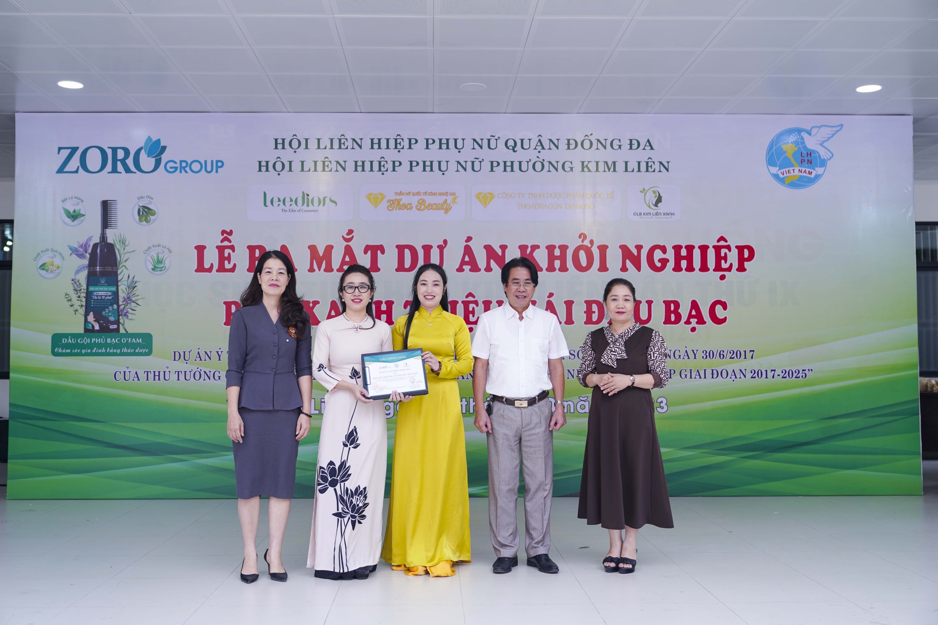 Lễ ký kết chứng nhận ZORO AYA và Hội LHPN phường Kim Liên là đơn vị đồng hành thực hiện dự án "Phủ xanh triệu mái đầu bạc"