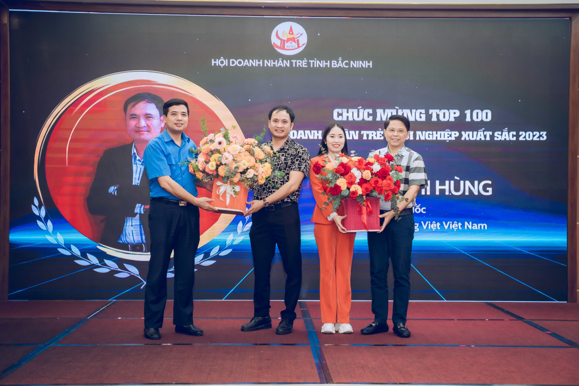 Chị Nguyễn Thị Hạnh - Tổng giám đốc Công ty cổ phần ZORO AYA nhận hoa chúc mừng giải thưởng "Top 10 Doanh nhân trẻ khởi nghiệp xuất sắc 2023"