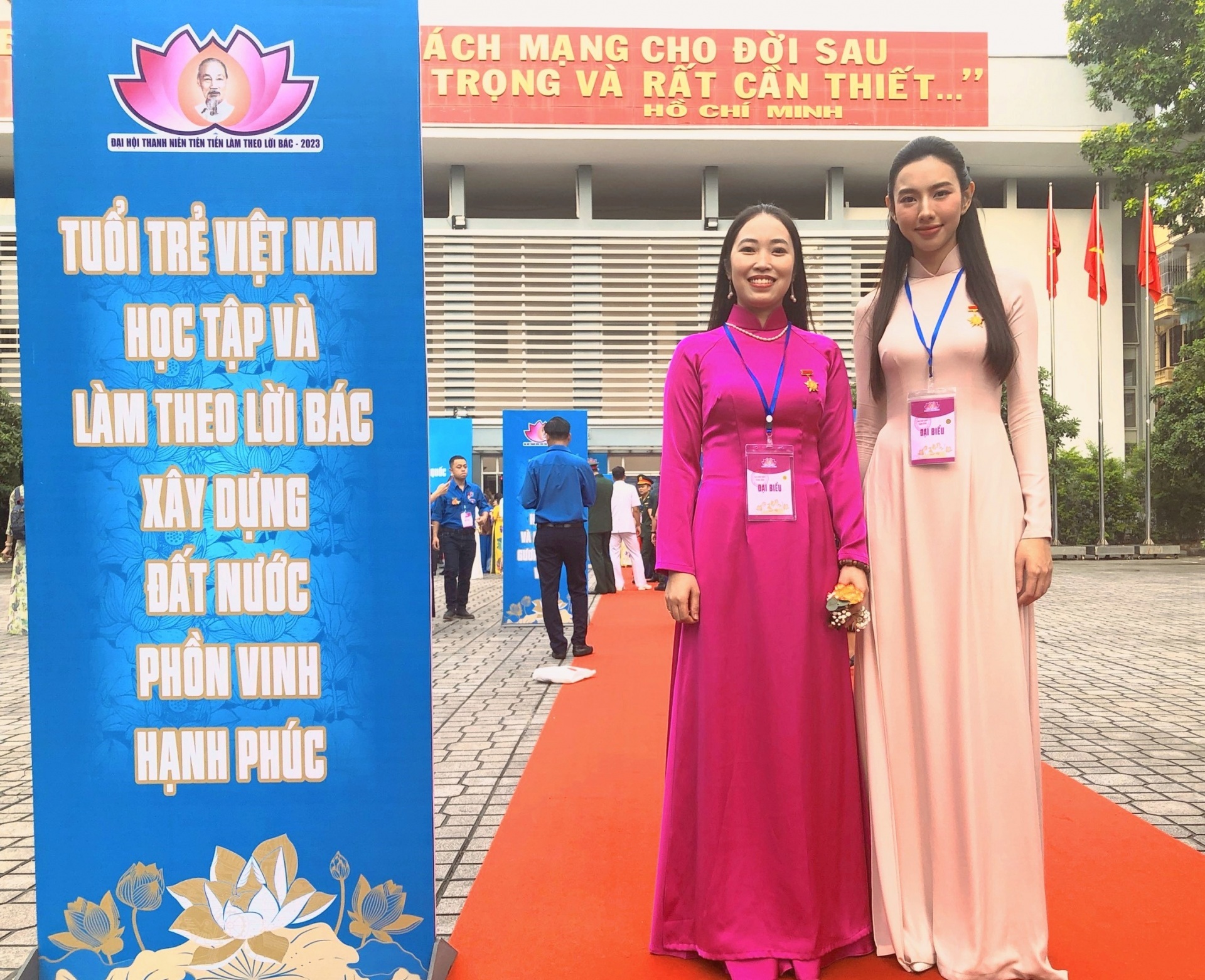 Đại biểu chỉ định Nguyễn Thị Hạnh (TGĐ Công ty Cổ phần ZORO AYA) cùng Đại biểu chỉ định Nguyễn Thúc Thùy Tiên tại Đại hội