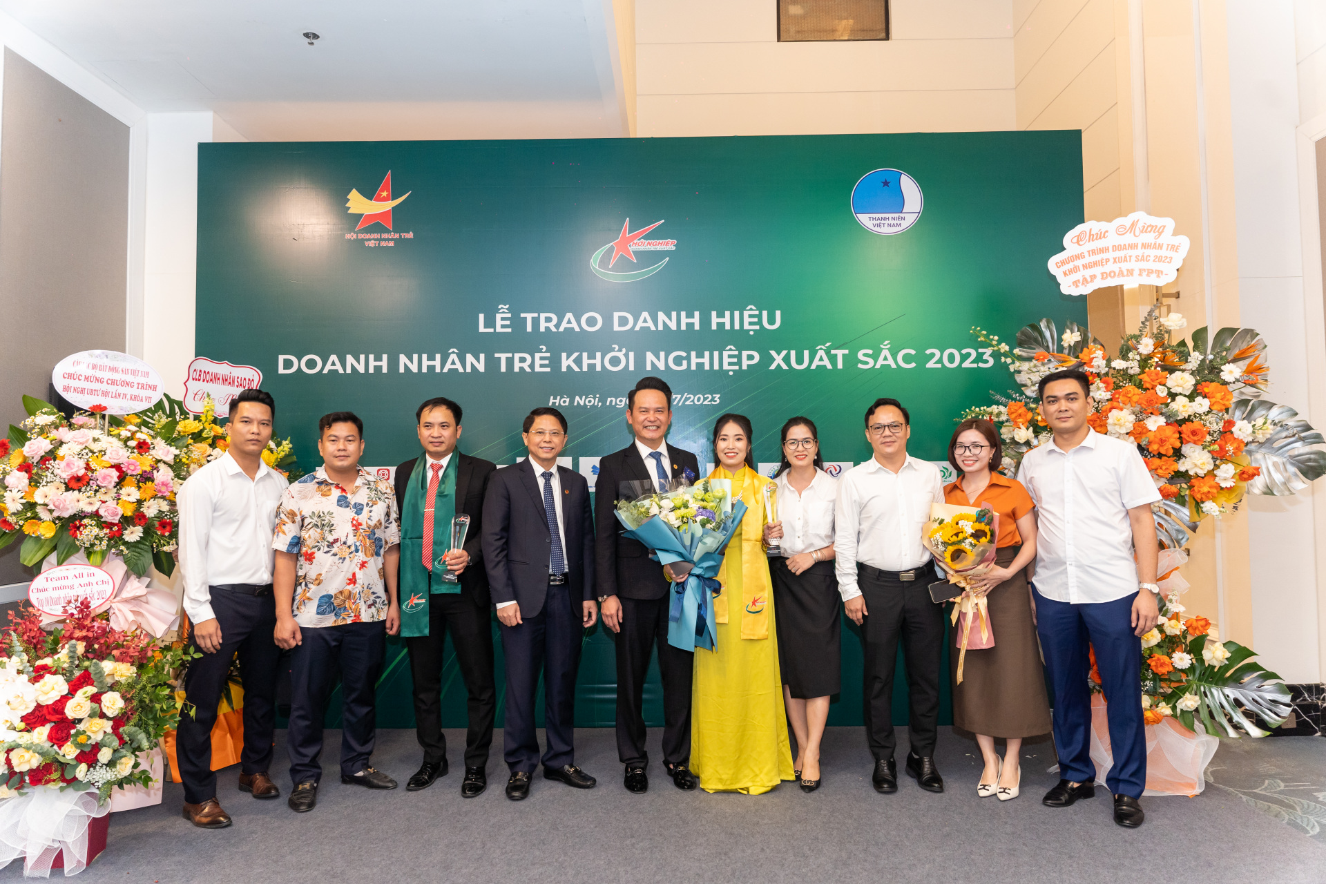 Chủ tịch Hội DNT Việt Nam cùng Hội DNT Bắc Ninh chúc mừng Chị Nguyễn Thị Hạnh tại sự kiện