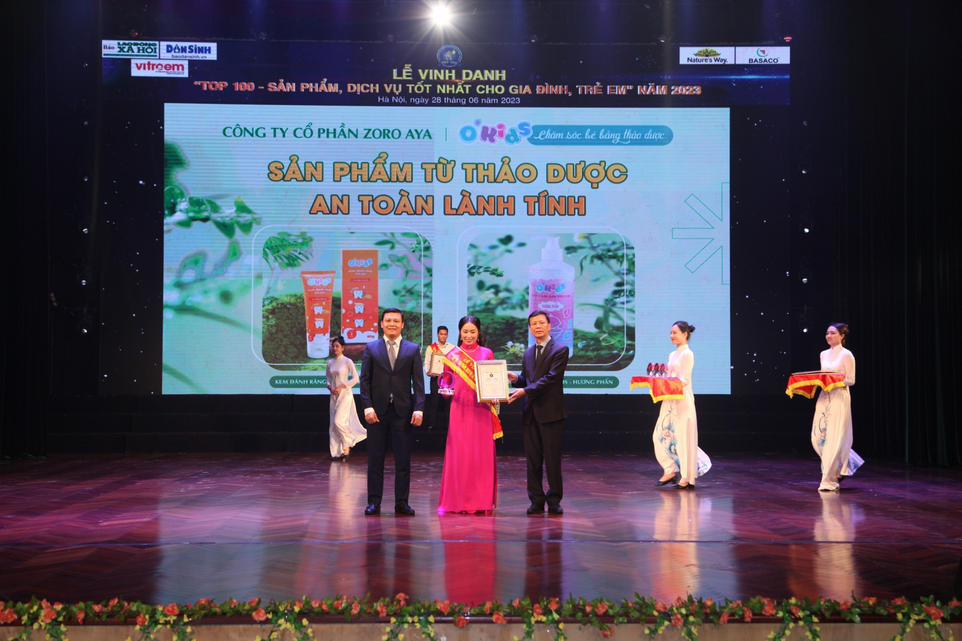 TGĐ Nguyễn Thị Hạnh - Đại diện Công ty cổ phần ZORO AYA nhận vinh danh tại chương trình